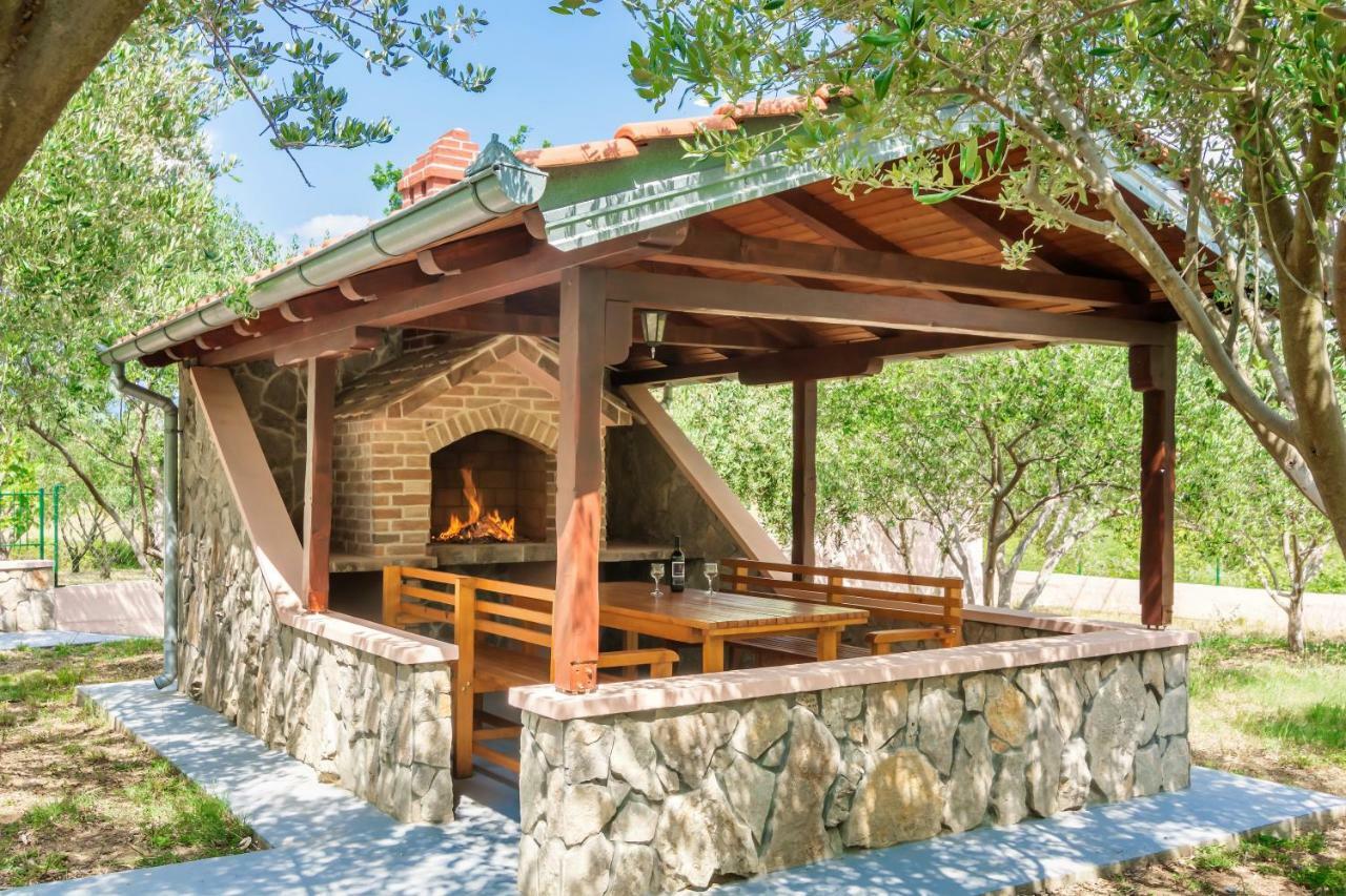 Vacation House Maslina Rupalj Esterno foto