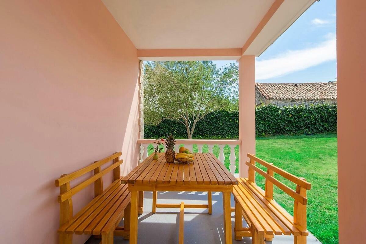 Vacation House Maslina Rupalj Esterno foto
